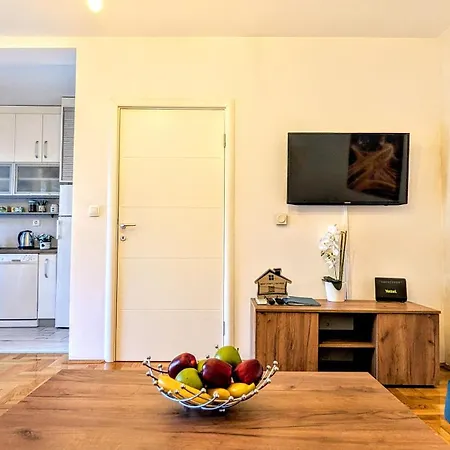 Spacious & Attractive 600m-7minuta Hoda Od Centra, Mogucnost Za Parking-apartmani-nsmilos شقة *